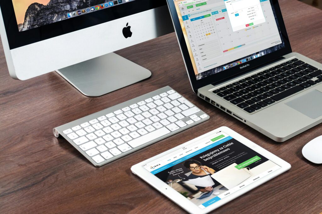 macbook-apple-imac-computer-39284-39284 A sleek office desk setup featuring Apple devices: iMac, MacBook, and iPad.